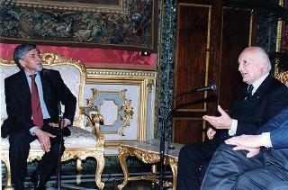 Guido Columba, presidente dell'Unione nazionale cronisti italiani, con i vincitori e gli organizzatori del "Premio Cronista"