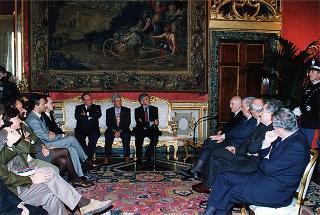 Guido Columba, presidente dell'Unione nazionale cronisti italiani, con i vincitori e gli organizzatori del "Premio Cronista"