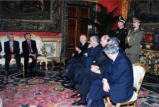 Guido Columba, presidente dell'Unione nazionale cronisti italiani, con i vincitori e gli organizzatori del "Premio Cronista"
