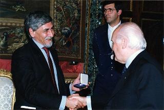 Guido Columba, presidente dell'Unione nazionale cronisti italiani, con i vincitori e gli organizzatori del "Premio Cronista"