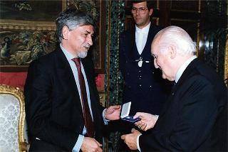 Guido Columba, presidente dell'Unione nazionale cronisti italiani, con i vincitori e gli organizzatori del "Premio Cronista"