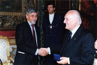Guido Columba, presidente dell'Unione nazionale cronisti italiani, con i vincitori e gli organizzatori del "Premio Cronista"