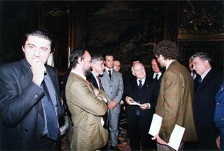 Guido Columba, presidente dell'Unione nazionale cronisti italiani, con i vincitori e gli organizzatori del "Premio Cronista"