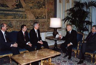 Leone Flosi, presidente della Missione Italiana di Roma della Chiesa di Gesù Cristo dei Santi degli Ultimi Giorni, con Dieter Uchtdorf, presidente dell'Area Europea di Francoforte, ed alcuni esponenti della Missione Italiana