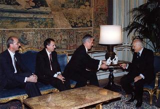 Leone Flosi, presidente della Missione Italiana di Roma della Chiesa di Gesù Cristo dei Santi degli Ultimi Giorni, con Dieter Uchtdorf, presidente dell'Area Europea di Francoforte, ed alcuni esponenti della Missione Italiana