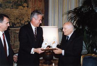 Leone Flosi, presidente della Missione Italiana di Roma della Chiesa di Gesù Cristo dei Santi degli Ultimi Giorni, con Dieter Uchtdorf, presidente dell'Area Europea di Francoforte, ed alcuni esponenti della Missione Italiana