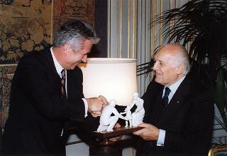 Leone Flosi, presidente della Missione Italiana di Roma della Chiesa di Gesù Cristo dei Santi degli Ultimi Giorni, con Dieter Uchtdorf, presidente dell'Area Europea di Francoforte, ed alcuni esponenti della Missione Italiana