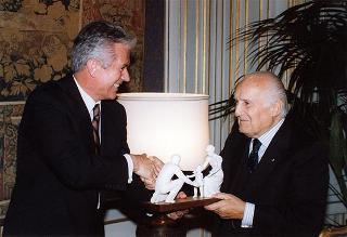 Leone Flosi, presidente della Missione Italiana di Roma della Chiesa di Gesù Cristo dei Santi degli Ultimi Giorni, con Dieter Uchtdorf, presidente dell'Area Europea di Francoforte, ed alcuni esponenti della Missione Italiana