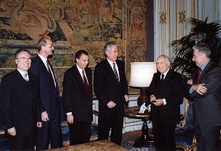Leone Flosi, presidente della Missione Italiana di Roma della Chiesa di Gesù Cristo dei Santi degli Ultimi Giorni, con Dieter Uchtdorf, presidente dell'Area Europea di Francoforte, ed alcuni esponenti della Missione Italiana