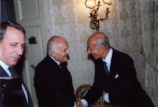 Avv. Antonio Tesone, presidente del Gruppo Olivetti, con i vertici dell'Azienda, per il 90° anniversario di costituzione del Gruppo