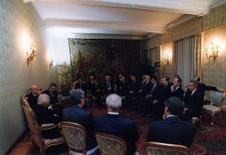 Avv. Antonio Tesone, presidente del Gruppo Olivetti, con i vertici dell'Azienda, per il 90° anniversario di costituzione del Gruppo