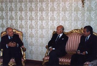 Avv. Antonio Tesone, presidente del Gruppo Olivetti, con i vertici dell'Azienda, per il 90° anniversario di costituzione del Gruppo