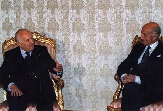 Avv. Antonio Tesone, presidente del Gruppo Olivetti, con i vertici dell'Azienda, per il 90° anniversario di costituzione del Gruppo