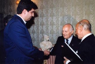Avv. Antonio Tesone, presidente del Gruppo Olivetti, con i vertici dell'Azienda, per il 90° anniversario di costituzione del Gruppo