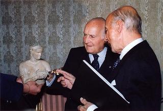 Avv. Antonio Tesone, presidente del Gruppo Olivetti, con i vertici dell'Azienda, per il 90° anniversario di costituzione del Gruppo