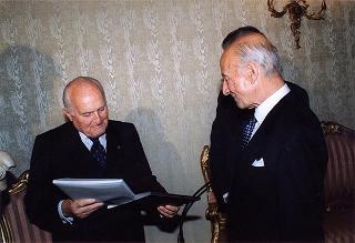 Avv. Antonio Tesone, presidente del Gruppo Olivetti, con i vertici dell'Azienda, per il 90° anniversario di costituzione del Gruppo