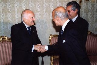 Avv. Antonio Tesone, presidente del Gruppo Olivetti, con i vertici dell'Azienda, per il 90° anniversario di costituzione del Gruppo