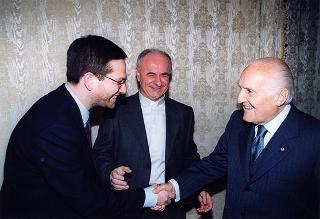 Mons. Vincenzo Paglia con una delegazione di giovani della Comunità di S. Egidio impegnati nella "Campagna per una moratoria della pena di morte per il 2000"