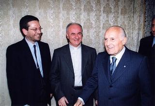 Mons. Vincenzo Paglia con una delegazione di giovani della Comunità di S. Egidio impegnati nella "Campagna per una moratoria della pena di morte per il 2000"