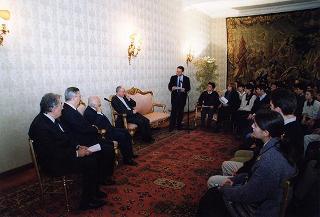 Mons. Vincenzo Paglia con una delegazione di giovani della Comunità di S. Egidio impegnati nella "Campagna per una moratoria della pena di morte per il 2000"
