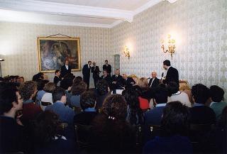 Mons. Vincenzo Paglia con una delegazione di giovani della Comunità di S. Egidio impegnati nella "Campagna per una moratoria della pena di morte per il 2000"