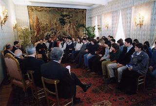 Mons. Vincenzo Paglia con una delegazione di giovani della Comunità di S. Egidio impegnati nella "Campagna per una moratoria della pena di morte per il 2000"