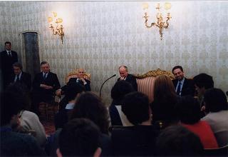 Mons. Vincenzo Paglia con una delegazione di giovani della Comunità di S. Egidio impegnati nella "Campagna per una moratoria della pena di morte per il 2000"