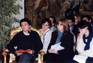 Mons. Vincenzo Paglia con una delegazione di giovani della Comunità di S. Egidio impegnati nella "Campagna per una moratoria della pena di morte per il 2000"