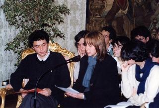 Mons. Vincenzo Paglia con una delegazione di giovani della Comunità di S. Egidio impegnati nella "Campagna per una moratoria della pena di morte per il 2000"