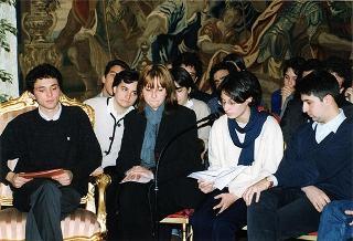 Mons. Vincenzo Paglia con una delegazione di giovani della Comunità di S. Egidio impegnati nella "Campagna per una moratoria della pena di morte per il 2000"