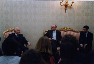 Mons. Vincenzo Paglia con una delegazione di giovani della Comunità di S. Egidio impegnati nella "Campagna per una moratoria della pena di morte per il 2000"