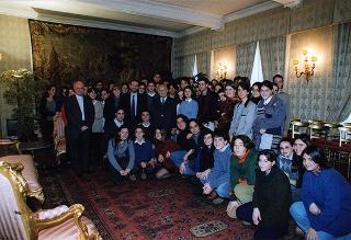 Mons. Vincenzo Paglia con una delegazione di giovani della Comunità di S. Egidio impegnati nella "Campagna per una moratoria della pena di morte per il 2000"