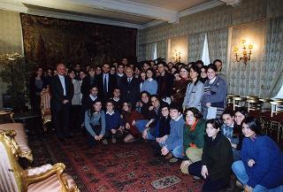 Mons. Vincenzo Paglia con una delegazione di giovani della Comunità di S. Egidio impegnati nella "Campagna per una moratoria della pena di morte per il 2000"