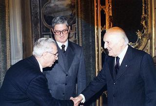 Il Presidente Scalfaro incontra Pietro De Santis, presidente dell'Opera Nazionale Montessori, con gli esponenti del sodalizio