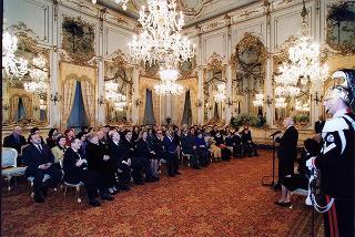 Il Presidente Scalfaro incontra Pietro De Santis, presidente dell'Opera Nazionale Montessori, con gli esponenti del sodalizio