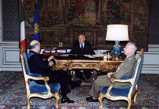 In Presidente della Repubblica Scalfaro  riceve l'Ammiraglio Guido Venturoni, Capo di Stato maggiore della Difesa in visita di congedo