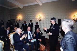 Il Presidente della Repubblica Scalfaro riceve il prof. Sergio De Julio, presidente dell'Agenzia Spaziale Italiana, con il Premio Nobel il prof. Carlo Rubbia ed alcuni scienziati italiani