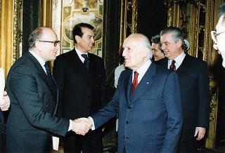 Il Presidente Scalfaro riceve il Sen. Patrizia Toia, sottosegretario di Stato agli affari esteri, con i membri del Consiglio generale degli italiani all'estero