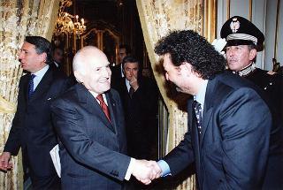 Il Presidente Scalfaro riceve Adelmo Alberghini e Adamo Neri, presidente e direttore delle Macellerie Gastronomiche Modenesi, con gli aderenti al sodalizio