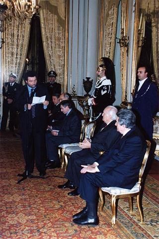 Il Presidente Scalfaro riceve Adelmo Alberghini e Adamo Neri, presidente e direttore delle Macellerie Gastronomiche Modenesi, con gli aderenti al sodalizio