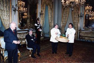 Il Presidente Scalfaro riceve Adelmo Alberghini e Adamo Neri, presidente e direttore delle Macellerie Gastronomiche Modenesi, con gli aderenti al sodalizio