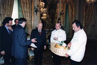 Il Presidente Scalfaro riceve Adelmo Alberghini e Adamo Neri, presidente e direttore delle Macellerie Gastronomiche Modenesi, con gli aderenti al sodalizio