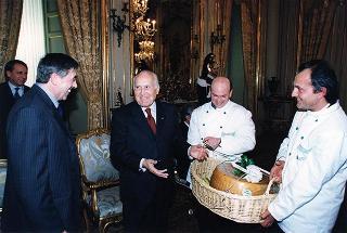 Il Presidente Scalfaro riceve Adelmo Alberghini e Adamo Neri, presidente e direttore delle Macellerie Gastronomiche Modenesi, con gli aderenti al sodalizio