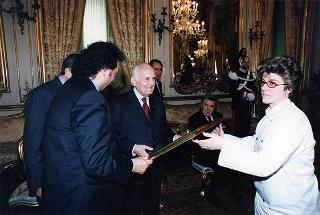 Il Presidente Scalfaro riceve Adelmo Alberghini e Adamo Neri, presidente e direttore delle Macellerie Gastronomiche Modenesi, con gli aderenti al sodalizio