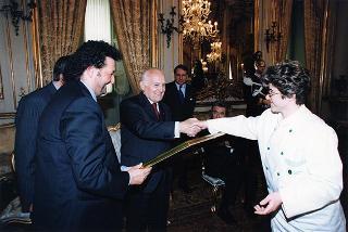 Il Presidente Scalfaro riceve Adelmo Alberghini e Adamo Neri, presidente e direttore delle Macellerie Gastronomiche Modenesi, con gli aderenti al sodalizio