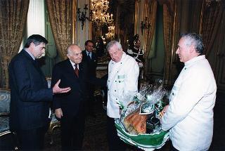 Il Presidente Scalfaro riceve Adelmo Alberghini e Adamo Neri, presidente e direttore delle Macellerie Gastronomiche Modenesi, con gli aderenti al sodalizio