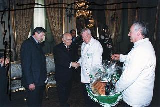 Il Presidente Scalfaro riceve Adelmo Alberghini e Adamo Neri, presidente e direttore delle Macellerie Gastronomiche Modenesi, con gli aderenti al sodalizio