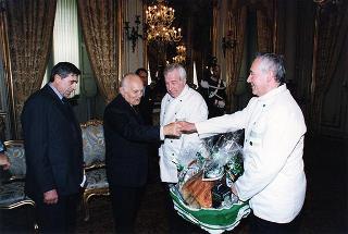 Il Presidente Scalfaro riceve Adelmo Alberghini e Adamo Neri, presidente e direttore delle Macellerie Gastronomiche Modenesi, con gli aderenti al sodalizio