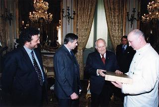 Il Presidente Scalfaro riceve Adelmo Alberghini e Adamo Neri, presidente e direttore delle Macellerie Gastronomiche Modenesi, con gli aderenti al sodalizio