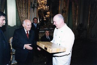 Il Presidente Scalfaro riceve Adelmo Alberghini e Adamo Neri, presidente e direttore delle Macellerie Gastronomiche Modenesi, con gli aderenti al sodalizio